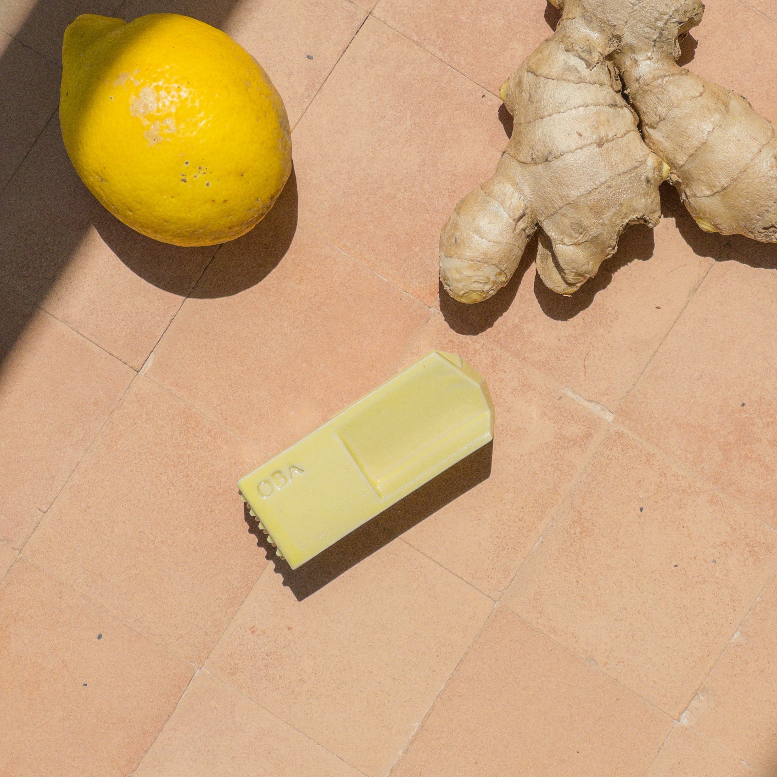 CIDRA lemon squeezer and ginger grater in a fresh lemon with a lemon and ginger