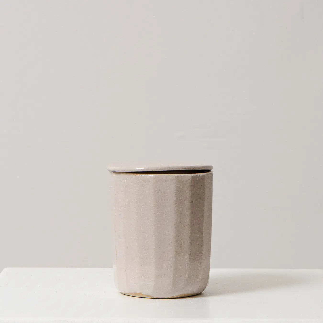 NOYA Duftkerze im Keramikgefäß - OBAstudios