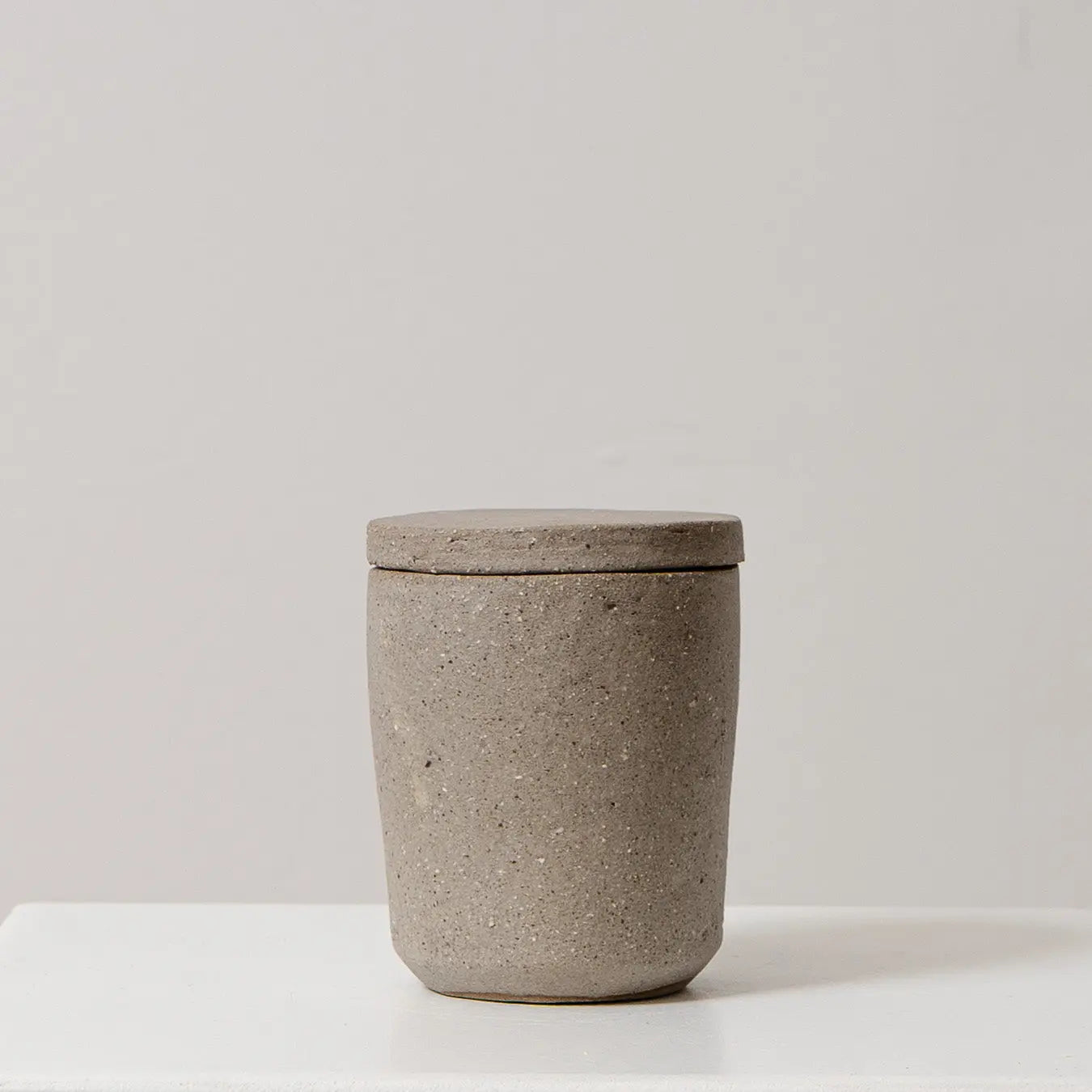 NOYA Duftkerze im Keramikgefäß - OBAstudios