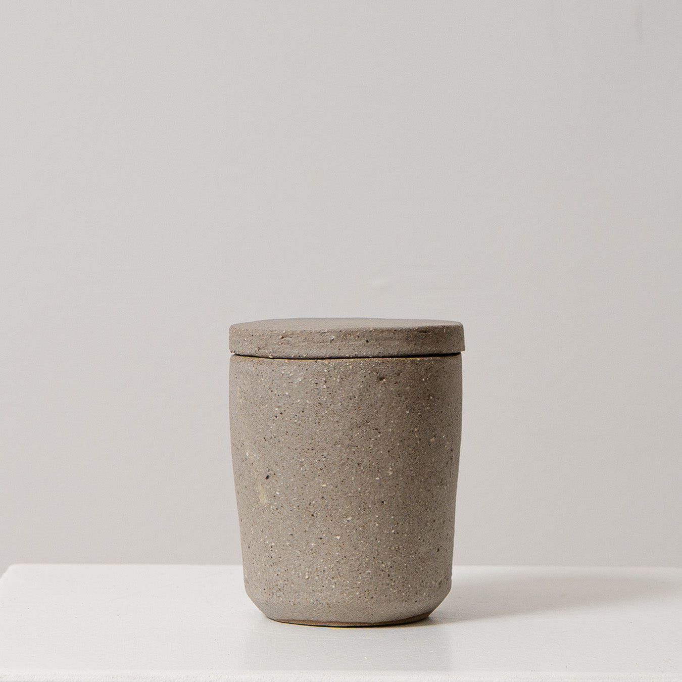 NOYA Duftkerze im Keramikgefäß